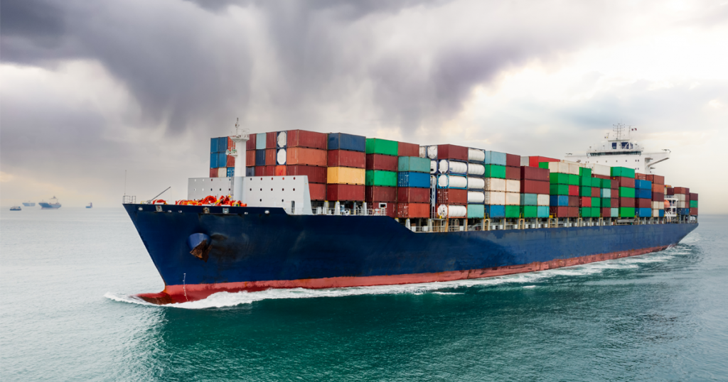 Ein für den Export von Rohstoffen und Waren beladenes Containerschiff.