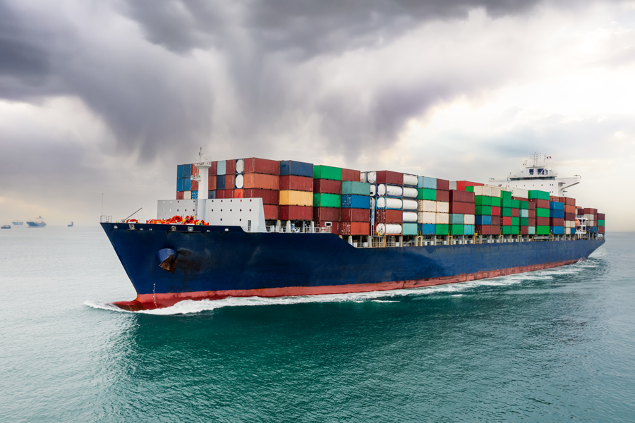 Ein für den Export von Rohstoffen und Waren beladenes Containerschiff.